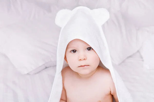 Очаровательно ребенок лежит на белом полотенце в постели. Счастливого детства и здоровья . — стоковое фото