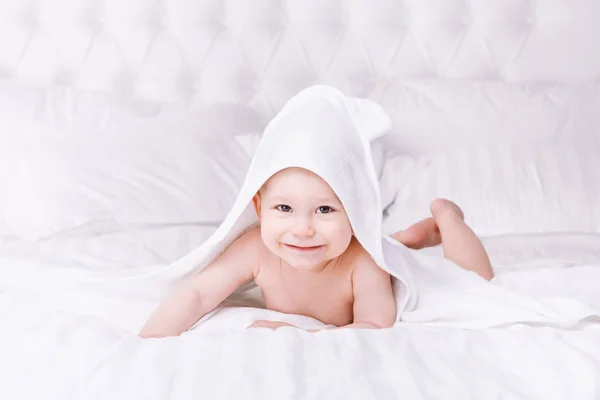 Adorably baby liggen op witte handdoek op bed. Gelukkige jeugd- en gezondheidszorg concept. — Stockfoto