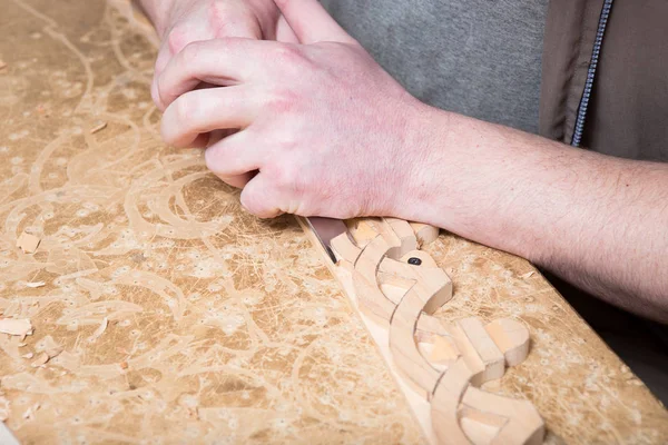 Woodcarver crea un ornamento per mobili. Mani, scalpelli, utensili, ornamenti in legno intagliato . — Foto Stock