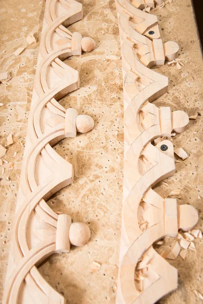 Woodcarver creates a furniture ornament. Woodcarver's hands, chisels, tools, wood-carved ornament. — Stock Photo, Image