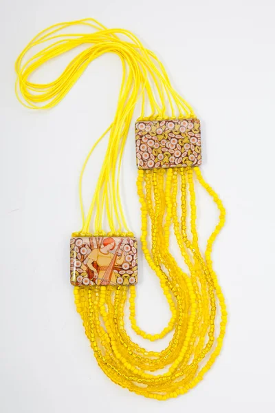 Korálkový náhrdelník z barevné korálky na bílém pozadí — Stock fotografie