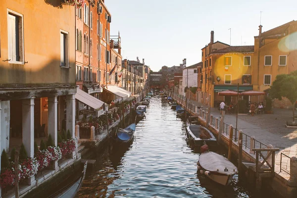 Julio 22, 2013 Venecia Italia pintoresca puesta de sol sobre el canal con barcos entre antiguas casas de colores calles de piedra — Foto de Stock