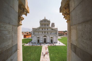 İtalya. Pisa, 21 Temmuz 2013 görüntülemek bazilika ve Piazza dei Miracoli Pisa üzerinde Leaning Tower güneşli yaz gün boyunca, İtalya