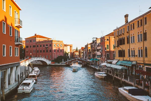 Julio 22, 2013 Venecia Italia pintoresca puesta de sol sobre el canal con barcos entre antiguas casas de colores calles de piedra — Foto de Stock
