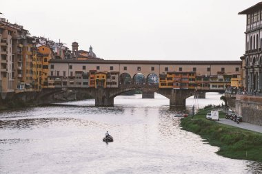 İtalya, Floransa, 18 Temmuz 2013 köprü Ponte Vecchio Arno Nehri üzerinde eski köprü Floransa, İtalya