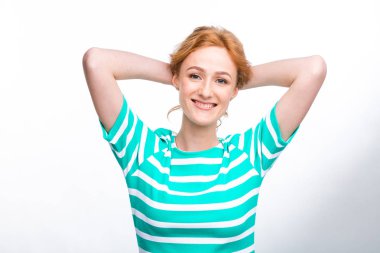 Mavi gri bir arka plan üzerinde stüdyoda şeritler ile yakın çekim portre bir yazlık elbise kırmızı kıvırcık saçlı genç, güzel bir kadının. Yaz tatil, turizm ve yaz giysileri Tema