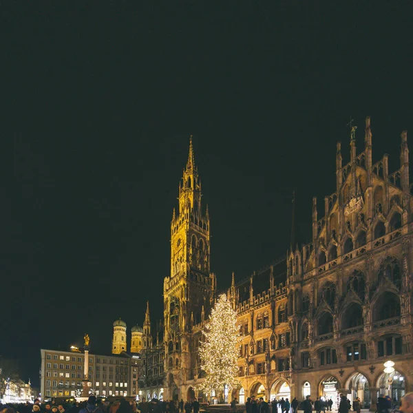 Marienplatz, Munich City Panorama piękny sceniczny widok architektury noc oświetlony pejzaż Munchen przy bezchmurnym niebie: nowy ratusz i Kościół Marii Panny w nocy, Bavaria, Niemcy — Zdjęcie stockowe