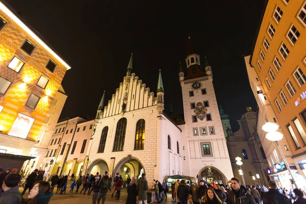 Allemagne, Munich 27 décembre 2017 : Vue de la tour de la ville et de l'église de Marienplatz la nuit Munich — Photo