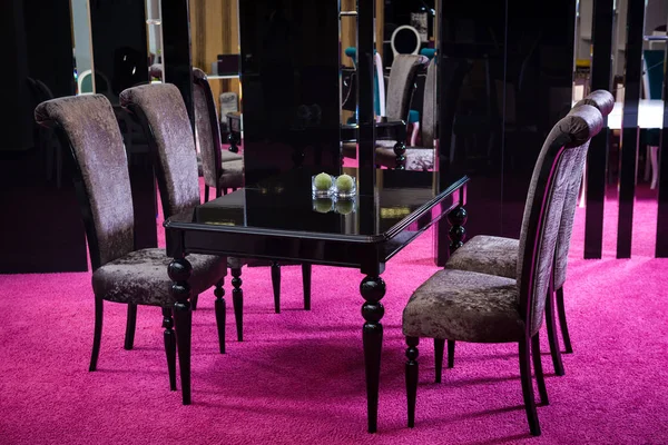 Träbord färg svart glans. tabell gjorda av mörkt trä klassisk stil. Klassiskt kök suite bestående svart bord och fyra trä stolar klädda med textil. Inredning i mörka färger i strikt stil — Stockfoto