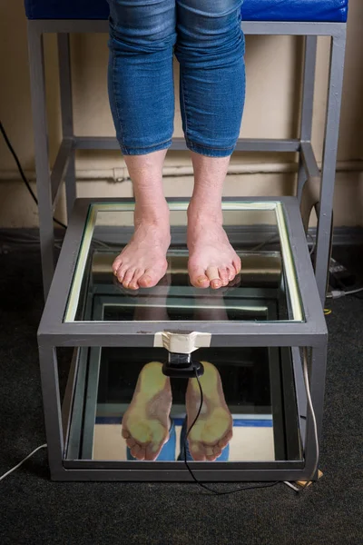 Βήμα ψηφιακή σάρωση πόδι, Orthotics πόδι σάρωση για ανάλυση προσαρμοσμένη έκανε παπουτσιών πέλματα, την στάση και την ισορροπία. Γιατρός, ασθενής — Φωτογραφία Αρχείου