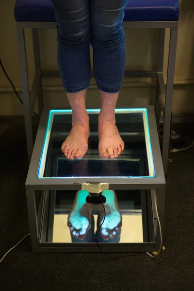 Étape numérisée balayage des pieds, orthèses balayage des pieds pour semelles intérieures de chaussure sur mesure, posture et analyse d'équilibre. Docteur, patient — Photo