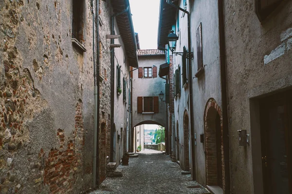 Antiguo callejón estrecho en pueblo toscano - antiguo carril italiano en Montalcino, Toscana, Italia — Foto de stock gratis