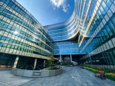 24 Ekim 2019. Hindi. İstanbul. Üniversite Hastanesi Koch. Yeni modern mimarlık hastanesi kliniğinin yüzü. Tema tıp sağlığı. Sigorta şirketi. Türkiye 'de bir hastane. İstanbul Kliniği