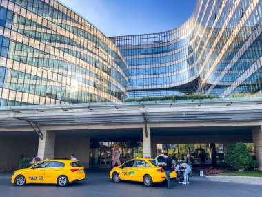 24 Ekim 2019. Hindi. İstanbul. Üniversite Hastanesi Koch. Yeni modern mimarlık hastanesi kliniğinin yüzü. Tema tıp sağlığı. Sigorta şirketi. Türkiye 'de bir hastane. İstanbul Kliniği