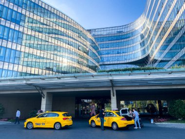 24 Ekim 2019. Hindi. İstanbul. Üniversite Hastanesi Koch. Yeni modern mimarlık hastanesi kliniğinin yüzü. Tema tıp sağlığı. Sigorta şirketi. Türkiye 'de bir hastane. İstanbul Kliniği