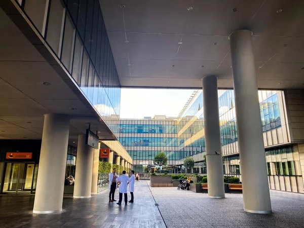 24 de outubro de 2019. A Turquia. Istambul. Hospital Universitário Koch. Fachada novo edifício moderno arquitetura hospital clínica. Medicina do tema saúde. Companhia de seguros. Hospital na Turquia. Clínica de Istambul — Fotografia de Stock