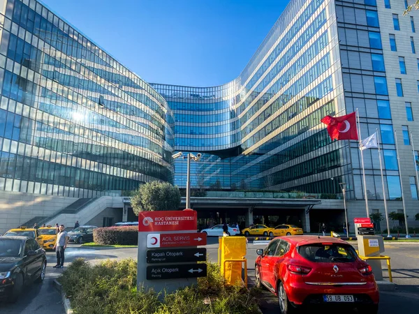 2019 년 10 월 24 일. 터키. 이스탄불. 코흐 대학교 병원. 현대 건축 병원의 새로운 모습을 담고 있다. 주제 의학 건강. 보험 회사. 터키의 병원. 이스탄불 병원 — 스톡 사진