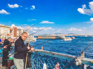27 Ekim 2019 İstanbul. Hindi. İstanbul 'daki Galata Köprüsü' nde balıkçı balıkçılığı. İnsanlar Galata Köprüsü 'nde yürüyor. İstanbul 'da tatil. Galata Köprüsü 'nün geleneksel balık avlama yeri