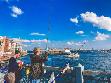 27 Ekim 2019 İstanbul. Hindi. İstanbul 'daki Galata Köprüsü' nde balıkçı balıkçılığı. İnsanlar Galata Köprüsü 'nde yürüyor. İstanbul 'da tatil. Galata Köprüsü 'nün geleneksel balık avlama yeri