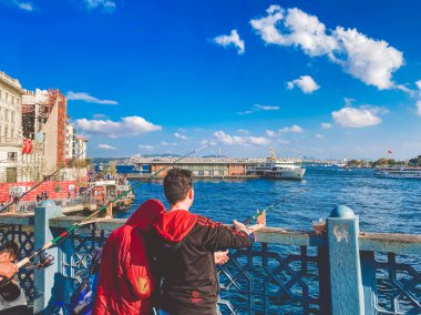 27 Ekim 2019 İstanbul. Hindi. İstanbul 'daki Galata Köprüsü' nde balıkçı balıkçılığı. İnsanlar Galata Köprüsü 'nde yürüyor. İstanbul 'da tatil. Galata Köprüsü 'nün geleneksel balık avlama yeri