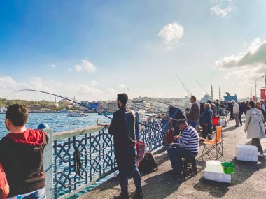 27 Ekim 2019 İstanbul. Hindi. İstanbul 'daki Galata Köprüsü' nde balıkçı balıkçılığı. İnsanlar Galata Köprüsü 'nde yürüyor. İstanbul 'da tatil. Galata Köprüsü 'nün geleneksel balık avlama yeri