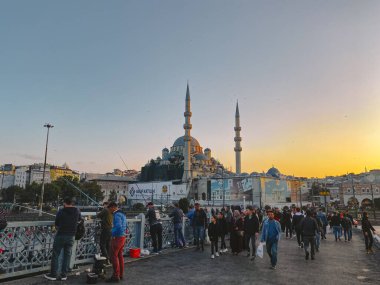 27 Ekim 2019 İstanbul. Hindi. İstanbul 'daki Galata Köprüsü' nde balıkçı balıkçılığı. İnsanlar Galata Köprüsü 'nde yürüyor. İstanbul 'da tatil. Galata Köprüsü 'nün geleneksel balık avlama yeri