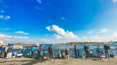 27 Ekim 2019 İstanbul. Hindi. İstanbul 'daki Galata Köprüsü' nde balıkçı balıkçılığı. İnsanlar Galata Köprüsü 'nde yürüyor. İstanbul 'da tatil. Galata Köprüsü 'nün geleneksel balık avlama yeri