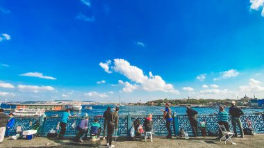 27 Ekim 2019 İstanbul. Hindi. İstanbul 'daki Galata Köprüsü' nde balıkçı balıkçılığı. İnsanlar Galata Köprüsü 'nde yürüyor. İstanbul 'da tatil. Galata Köprüsü 'nün geleneksel balık avlama yeri