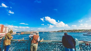 27 Ekim 2019 İstanbul. Hindi. İstanbul 'daki Galata Köprüsü' nde balıkçı balıkçılığı. İnsanlar Galata Köprüsü 'nde yürüyor. İstanbul 'da tatil. Galata Köprüsü 'nün geleneksel balık avlama yeri