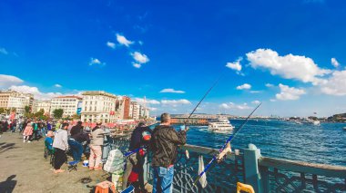 27 Ekim 2019 İstanbul. Hindi. İstanbul 'daki Galata Köprüsü' nde balıkçı balıkçılığı. İnsanlar Galata Köprüsü 'nde yürüyor. İstanbul 'da tatil. Galata Köprüsü 'nün geleneksel balık avlama yeri