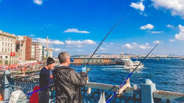 27 Ekim 2019 İstanbul. Hindi. İstanbul 'daki Galata Köprüsü' nde balıkçı balıkçılığı. İnsanlar Galata Köprüsü 'nde yürüyor. İstanbul 'da tatil. Galata Köprüsü 'nün geleneksel balık avlama yeri