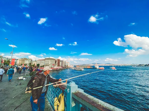 27. října 2019 Istanbul. Krocan. Rybářství na mostě Galata v Istanbulu v Turecku. Lidé chodí po Galatském mostě. Dovolená v Istanbulu. Galata Bridge oblíbené tradiční místo pro rybaření — Stock fotografie