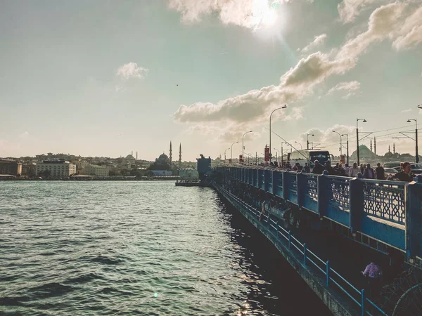 27 Oktober 2019 Istanbul. Turki. Nelayan memancing di Jembatan Galata di Istanbul Turki. Orang-orang berjalan di jembatan Galata. Liburan di Istanbul. Galata Bridge favorit tempat tradisional untuk memancing — Stok Foto