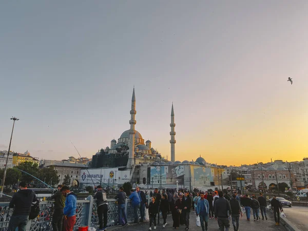 27 de octubre de 2019 Estambul. Pavo. Pescador pescando en el puente de Galata en Estambul Turquía. La gente camina por el puente de Galata. Vacaciones en Estambul. Puente de Galata lugar tradicional favorito para la pesca — Foto de Stock