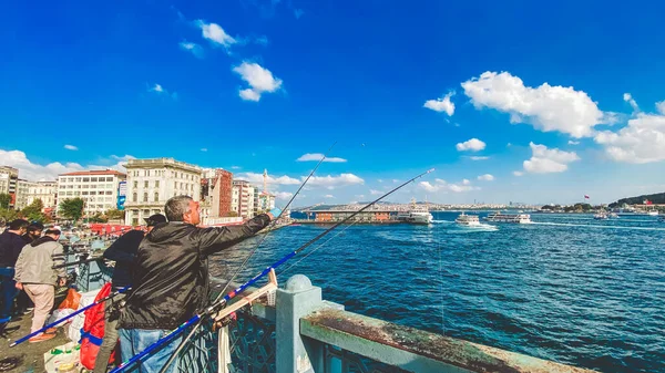 27 Oktober 2019 Istanbul. Turki. Nelayan memancing di Jembatan Galata di Istanbul Turki. Orang-orang berjalan di jembatan Galata. Liburan di Istanbul. Galata Bridge favorit tempat tradisional untuk memancing — Stok Foto