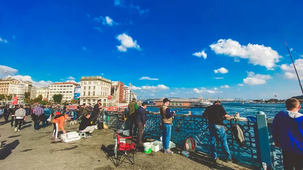 27. října 2019 Istanbul. Krocan. Rybářství na mostě Galata v Istanbulu v Turecku. Lidé chodí po Galatském mostě. Dovolená v Istanbulu. Galata Bridge oblíbené tradiční místo pro rybaření — Stock fotografie