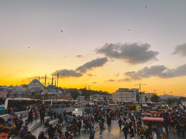 27 Ekim 2019. Eminonu Meydanı gün batımında, İstanbul 'da, Türkiye' de. Türkiye 'de Galata Köprüsü yakınlarındaki bir meydanda, İstanbul' da alışveriş ve tarihi varış noktasında insanlar dinleniyor ve sosyalleşiyor