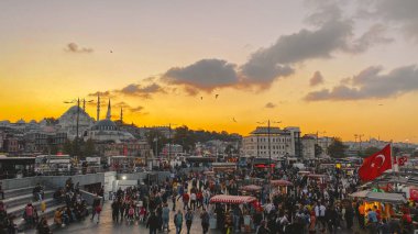 27 Ekim 2019. Eminonu Meydanı gün batımında, İstanbul 'da, Türkiye' de. Türkiye 'de Galata Köprüsü yakınlarındaki bir meydanda, İstanbul' da alışveriş ve tarihi varış noktasında insanlar dinleniyor ve sosyalleşiyor
