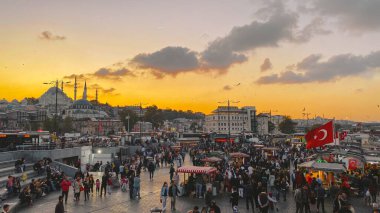 27 Ekim 2019. Eminonu Meydanı gün batımında, İstanbul 'da, Türkiye' de. Türkiye 'de Galata Köprüsü yakınlarındaki bir meydanda, İstanbul' da alışveriş ve tarihi varış noktasında insanlar dinleniyor ve sosyalleşiyor