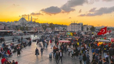 27 Ekim 2019. Eminonu Meydanı gün batımında, İstanbul 'da, Türkiye' de. Türkiye 'de Galata Köprüsü yakınlarındaki bir meydanda, İstanbul' da alışveriş ve tarihi varış noktasında insanlar dinleniyor ve sosyalleşiyor