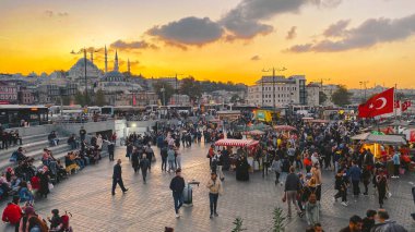 27 Ekim 2019. Eminonu Meydanı gün batımında, İstanbul 'da, Türkiye' de. Türkiye 'de Galata Köprüsü yakınlarındaki bir meydanda, İstanbul' da alışveriş ve tarihi varış noktasında insanlar dinleniyor ve sosyalleşiyor