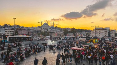 27 Ekim 2019. Eminonu Meydanı gün batımında, İstanbul 'da, Türkiye' de. Türkiye 'de Galata Köprüsü yakınlarındaki bir meydanda, İstanbul' da alışveriş ve tarihi varış noktasında insanlar dinleniyor ve sosyalleşiyor