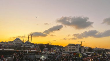 27 Ekim 2019. Eminonu Meydanı gün batımında, İstanbul 'da, Türkiye' de. Türkiye 'de Galata Köprüsü yakınlarındaki bir meydanda, İstanbul' da alışveriş ve tarihi varış noktasında insanlar dinleniyor ve sosyalleşiyor