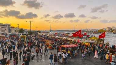 27 Ekim 2019. Eminonu Meydanı gün batımında, İstanbul 'da, Türkiye' de. Türkiye 'de Galata Köprüsü yakınlarındaki bir meydanda, İstanbul' da alışveriş ve tarihi varış noktasında insanlar dinleniyor ve sosyalleşiyor