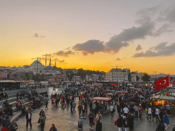 27 Ekim 2019. Eminonu Meydanı gün batımında, İstanbul 'da, Türkiye' de. Türkiye 'de Galata Köprüsü yakınlarındaki bir meydanda, İstanbul' da alışveriş ve tarihi varış noktasında insanlar dinleniyor ve sosyalleşiyor