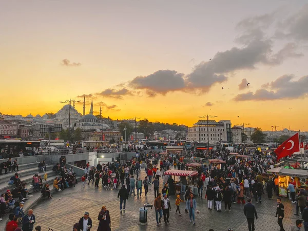 27 octobre 2019. Place Eminonu au coucher du soleil, Istanbul, en Turquie. Les gens se reposent et socialisent sur une place près du pont Galata, du shopping et de la destination historique à Istanbul, en Turquie — Photo