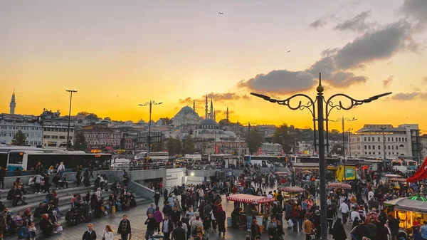 27 de octubre de 2019. Plaza Eminonu al atardecer, Estambul, en Turquía. La gente descansa y socializa en una plaza cerca del Puente de Galata, compras y destino histórico en Estambul, en Turquía — Foto de Stock