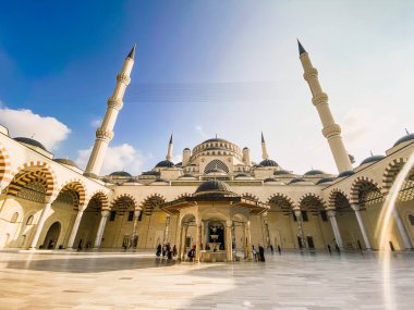 30 Ekim 2019. İstanbul Camlica Camii. Türk Camlica Camii. Türkiye 'nin en büyük camii. Yeni cami ve İstanbul 'un en büyüğü. Güzel Buyuk Camlica Tepesi tepesinde, Uskudar 'da.