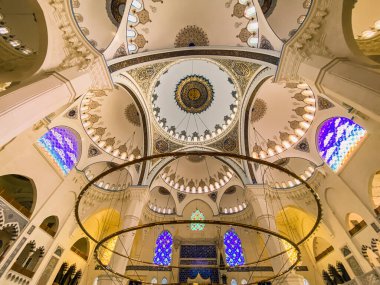 30 Ekim 2019. İstanbul. İstanbul Camlica Camii 'nin içindeki kubbenin görüntüsü. Camlica Camii Türk Camlica Camii. Buyuk Camlica Tepesi tepesi
