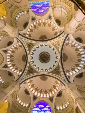 30 Ekim 2019. İstanbul. İstanbul Camlica Camii 'nin içindeki kubbenin görüntüsü. Camlica Camii Türk Camlica Camii. Buyuk Camlica Tepesi tepesi